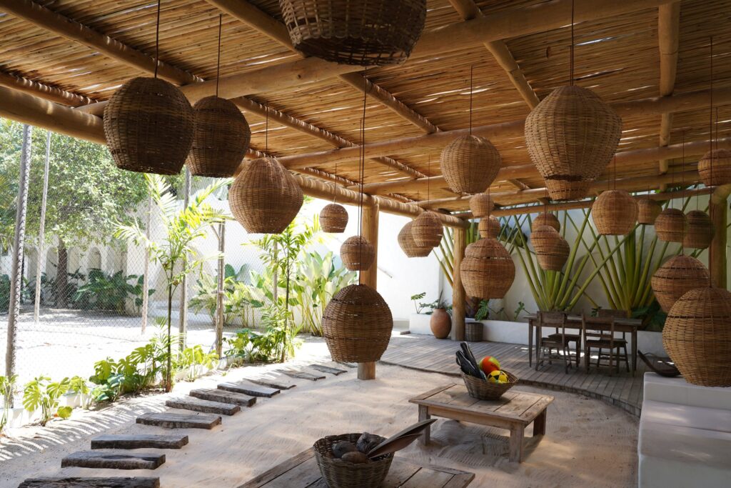 Lounge coberto com luminárias de fibra e plantas
